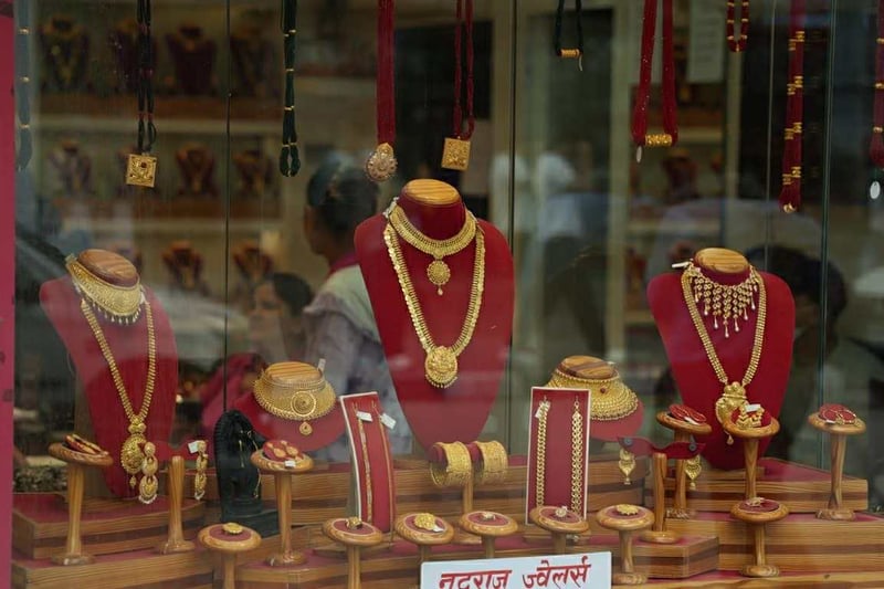 Gold drops Rs 11,000 per tola, silver also declines