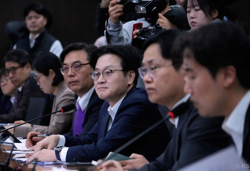 Supreme Court decision against Trump’s tariffs raises uncertainty, but markets stay calm