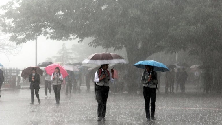 Cloudy weather with chance of moderate rain/snowfall across the country today