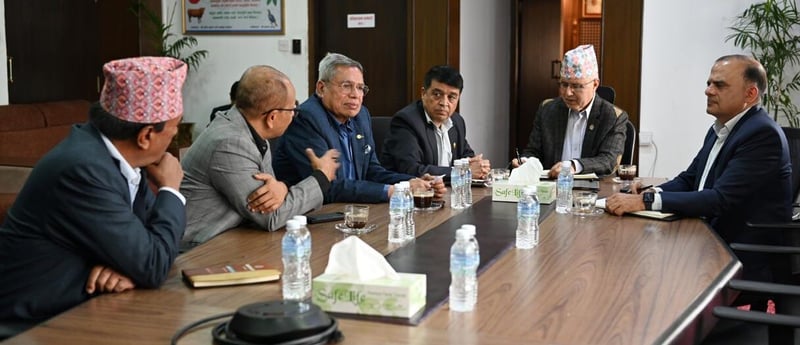 Finance Minister, private sector representatives meet, dwelling on economy