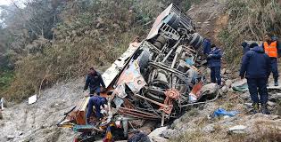 धादिङ बस दुर्घटनाका घाइतेलाई भेटेर गृहमन्त्रीले भने– उपचारमा कुनै कमी हुँदैन