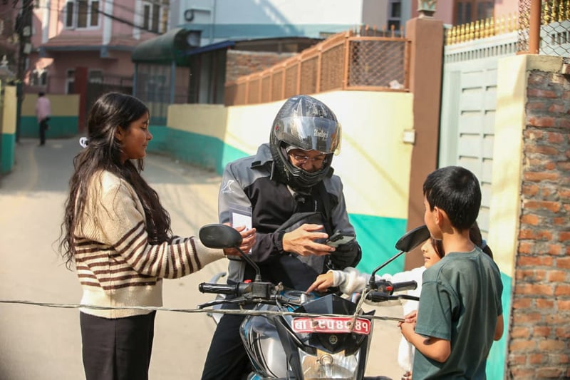 डोरीले बाटो छेकेर दान संकलन गर्दै बालबालिका [तस्बिरहरू]