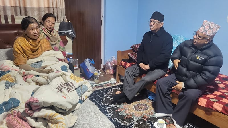 झलनाथ खनालकी पत्नीको स्वास्थ्य अवस्था बुझ्न डल्लु पुगे प्रचण्ड र माधव नेपाल