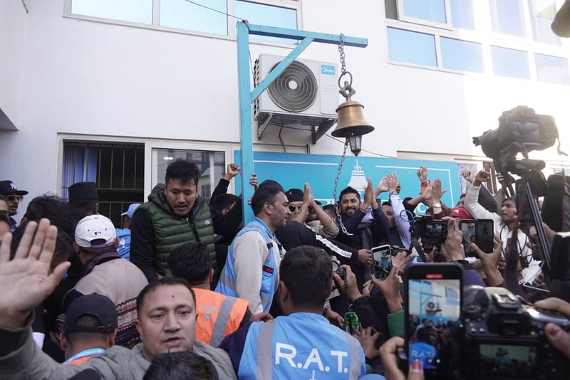 घण्टी घरमा बालेन र सुदनको प्रवेश