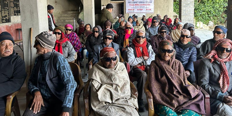 हिमालय आँखा अस्पतालद्वारा अर्जुनचौपारीमा ६१ जनाको निःशुल्क मोतिबिन्दु शल्यक्रिया