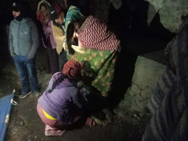 मध्यरातमा बाटोमै सुत्केरी