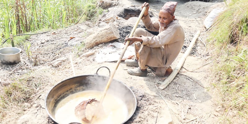 खोला गड्तीरमा दैनिक पाक्छ खुदो र सखर
