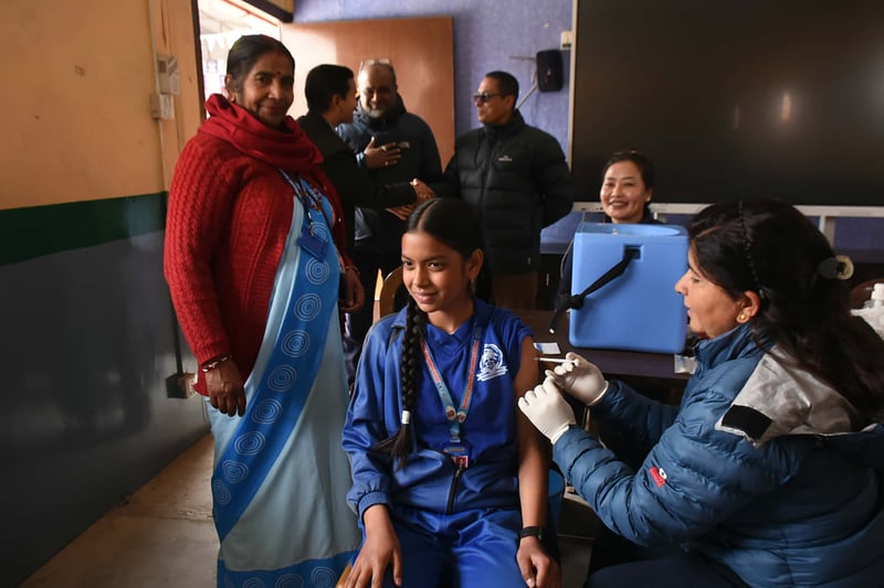 मन्त्री थापाद्वारा खोप अभियान शुभारम्भ, देशभर तीन लाख ५० हजारलाई खोप दिइने