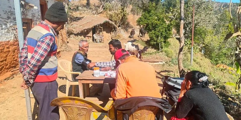 बैतडीमा टोल-टोलमै पुगेर नसर्ने रोगको परीक्षण