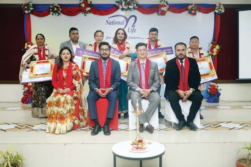 नेसनल लाइफका अभिकर्ता सम्मानित