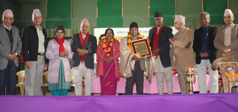 साहित्यकार रामविनयलाई हृदयचन्द्र स्मृति सम्मान