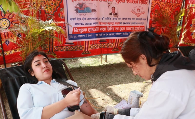 स्वास्थ्य शिविरमा रक्तदान