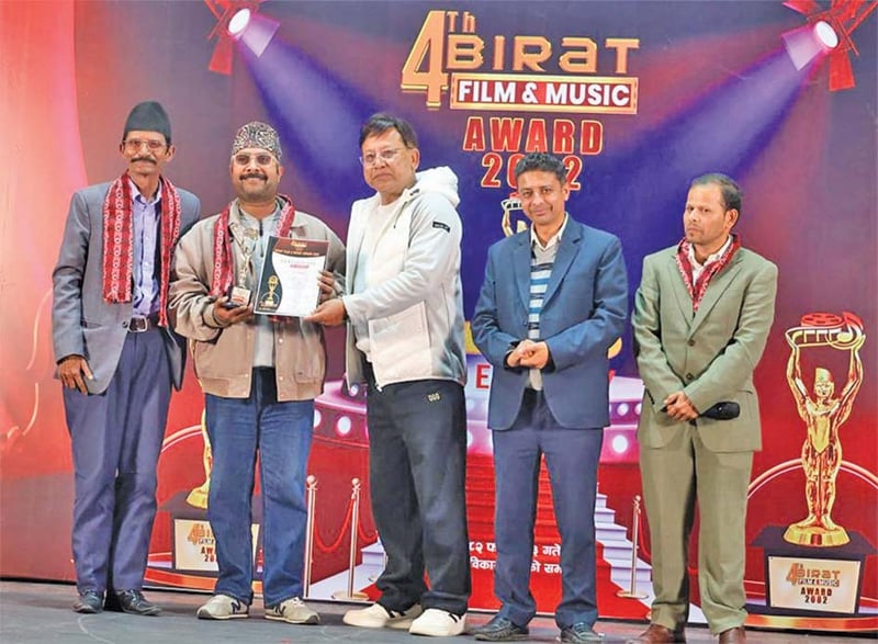 केकी र विजयलाई अवार्ड