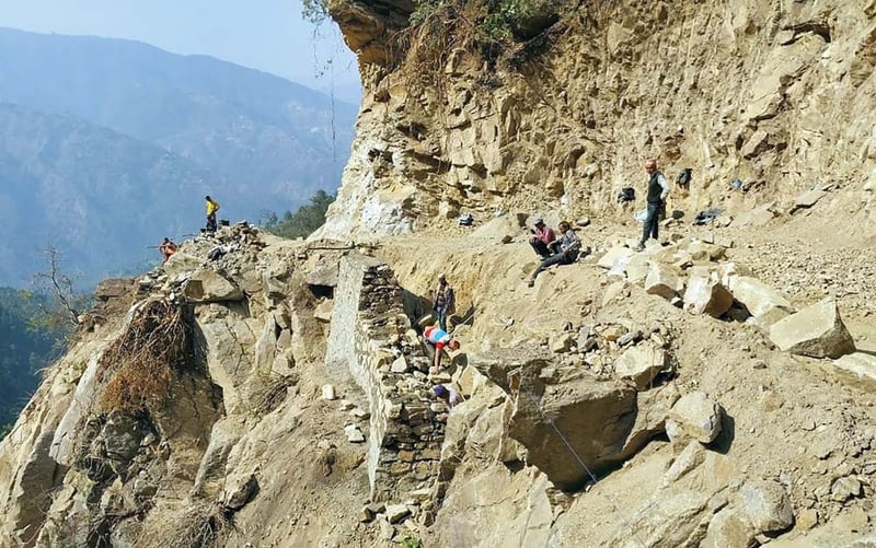 लोकमार्ग र जलविद्युत् निर्माण