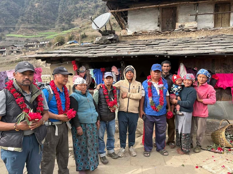 मतदाता भेट्न गुर्जा पुग्नुभयो महावीर पुन