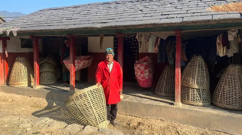 डोको बुन्ने र राँगो पालनबाट आम्दानी गर्दै शेरबहादुर गुरुङ