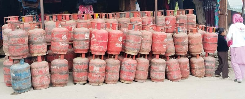 आधा सिलिन्डर ग्यासको मूल्य सोह्र सय रुपियाँ