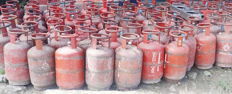 आधा सिलिन्डर ग्यासको महँगो मूल्य तिर्न उपभोक्ता बाध्य