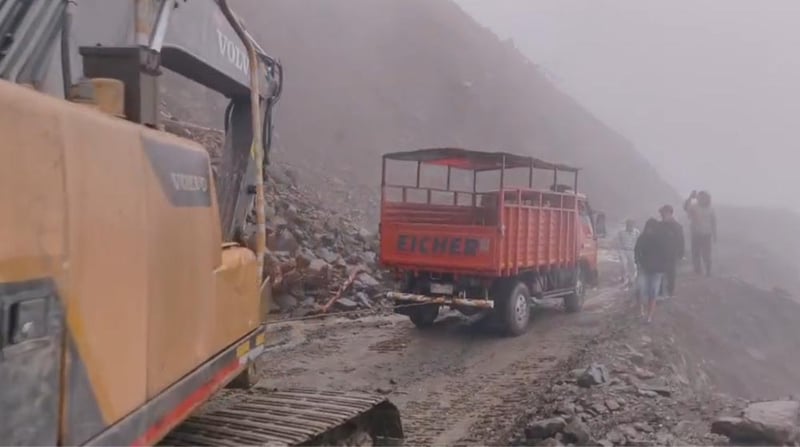 भेडेटार–रवि सडकखण्ड अवरुद्ध : पहिरोमा फसेका ट्रक र चालकको उद्धार