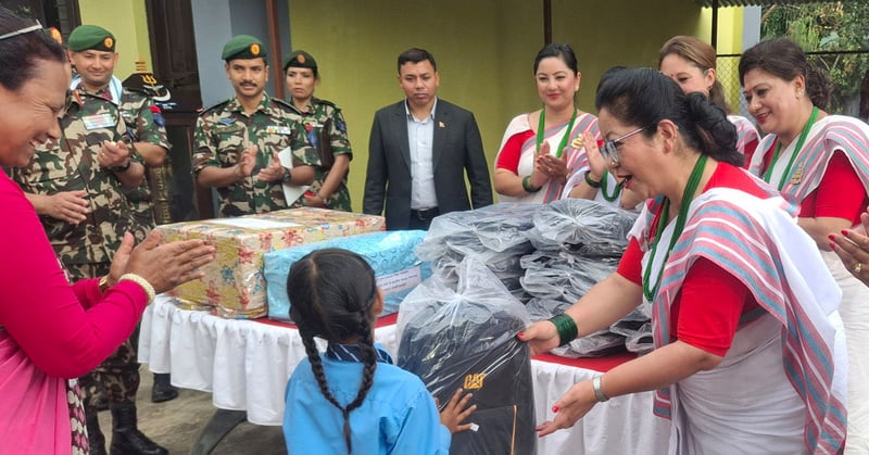 सैनिक श्रीमती संघद्वारा विद्यालय भवन र शैक्षिक सामग्री हस्तान्तरण