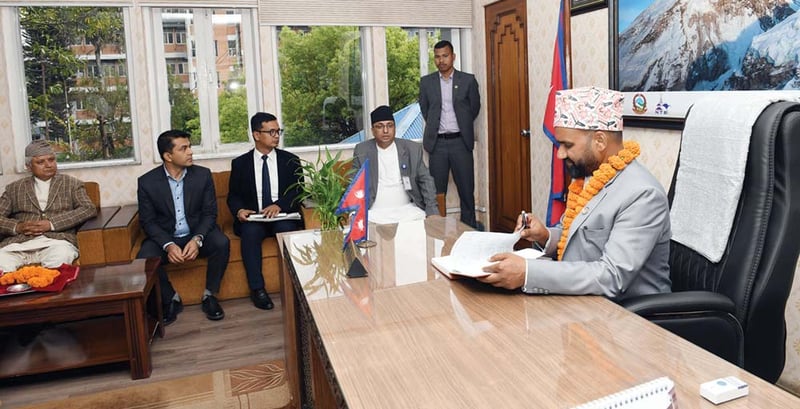 पर्यटकीय राजधानीबाट पर्यटनमन्त्री