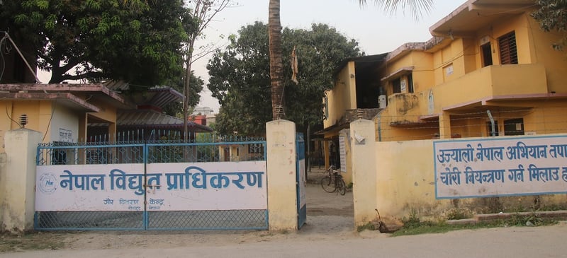 बक्यौता नतिर्ने ग्राहकको लाइन काट्दै विद्युत प्राधिकरण