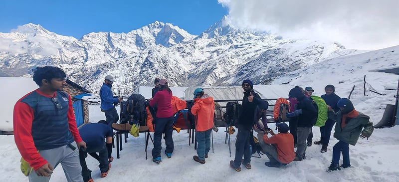 हिउँमा रमाउदै पर्यटक