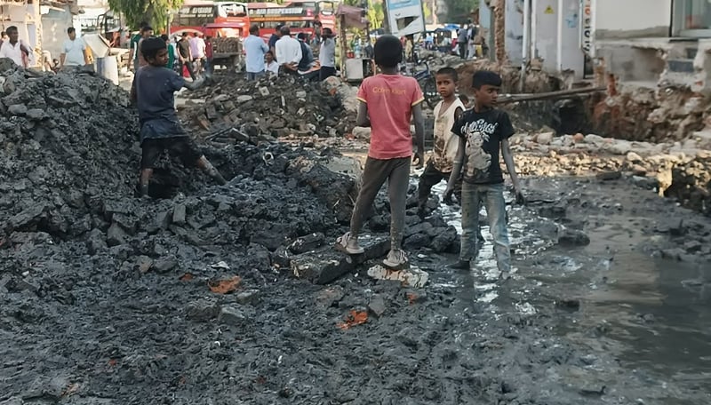 हिलोमा ईंटा खोज्दै मुसहर बालबालिका