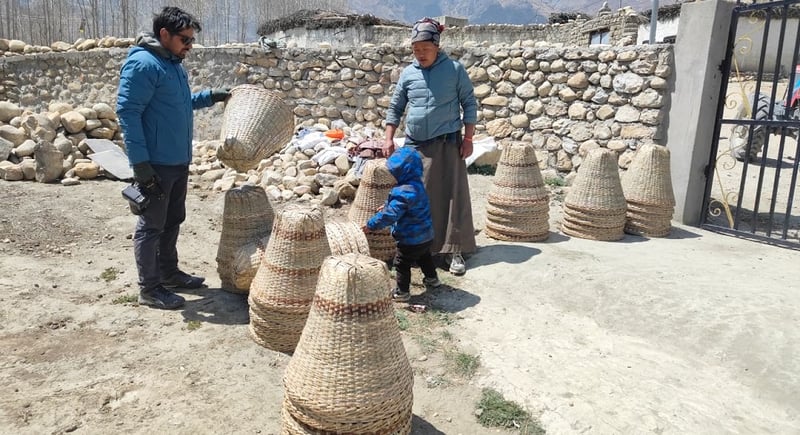 लोघेकर दामोदरकुण्डमा वातावरणमैत्री ‘डोको डस्टबिन’ वितरण
