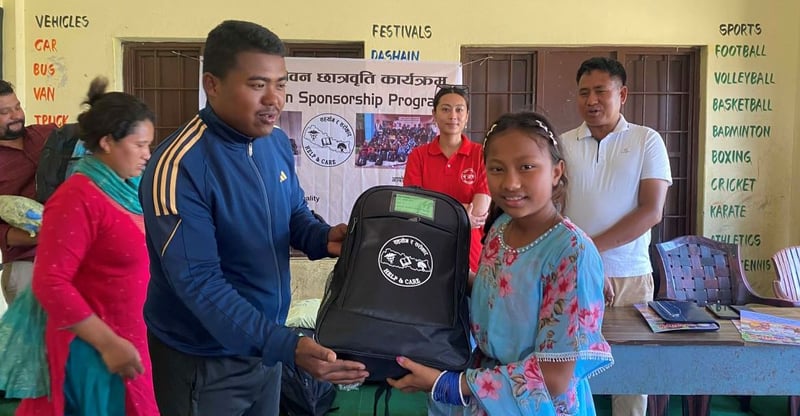 विपन्न विद्यार्थीलाई शैक्षिक सामग्री सहयोग