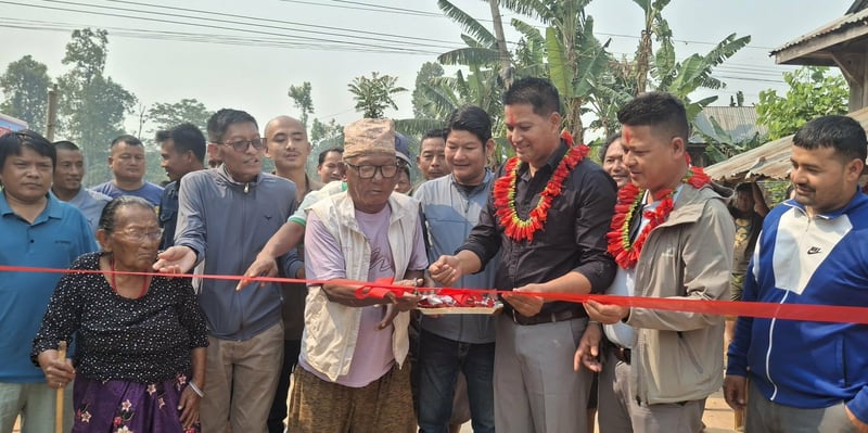 व्यक्तिगत खर्च गरेर सडक निर्माण