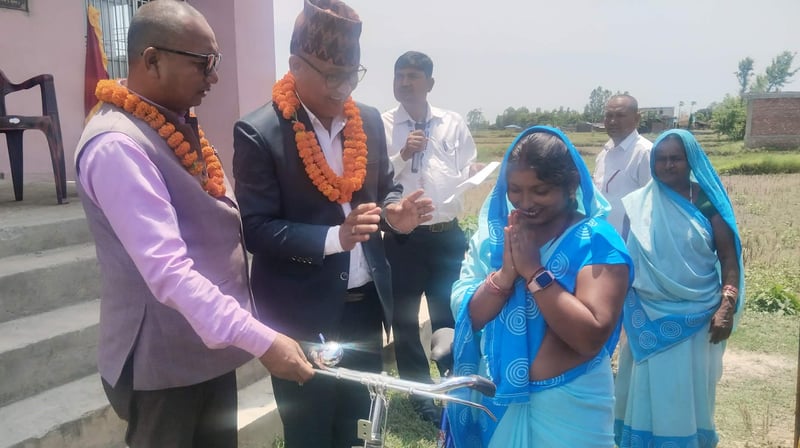 स्वास्थ्य स्वयमसेविकालाई साइकल सहयोग