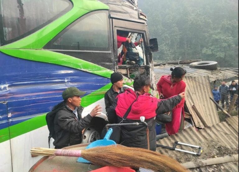 धादिङमा दुई बस ठोक्किँदा चिया खाँदै गरेका युवकको मृत्यु, दुई जना घाइते