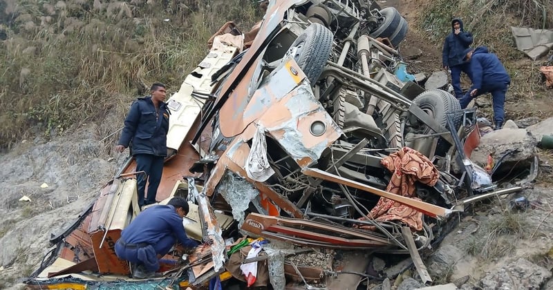 धादिङ बस दुर्घटना अपडेट: मृतकाे संख्या १९ जना पुग्याे