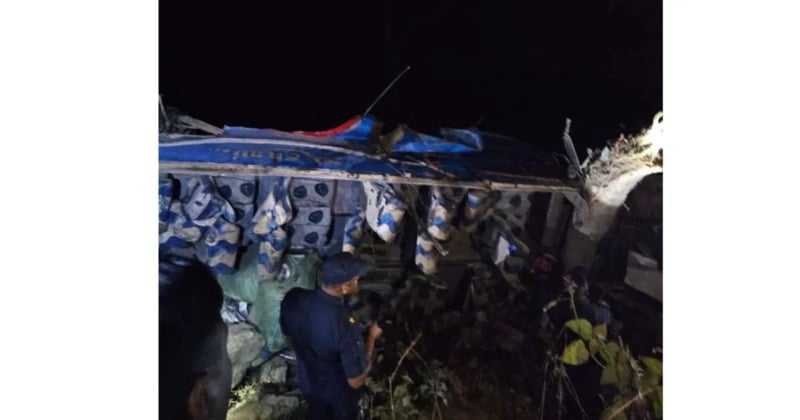 दाउन्नेमा तीनवटा सवारी जुँधेर दुर्घटना: तीनकाे मृत्यु, १६ घाइते