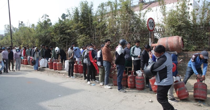 देशैभरी ग्यासकाे अभाव: आधा भरिएको ग्यास सिलिण्डर आजदेखि बजारमा पठाउन शुरू