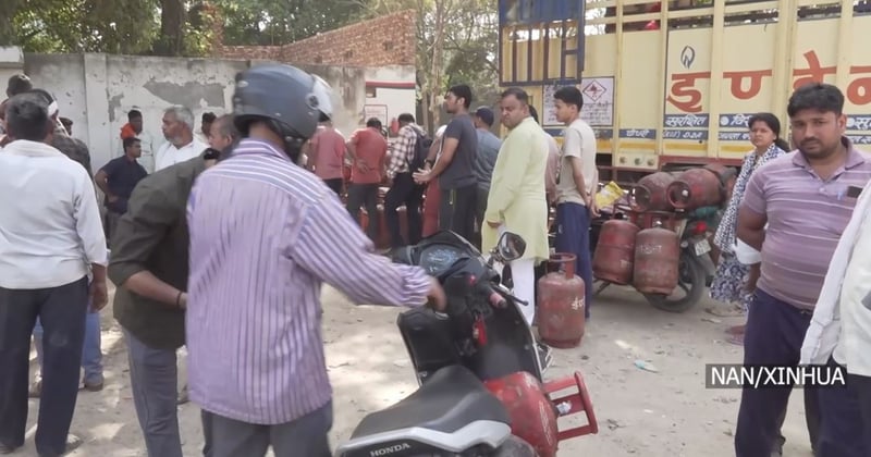 पश्चिम एशियामा जारी द्वन्द्वले डर बढाएपछि भारतमा पनि ग्यास किन्ने मानिसको भीड