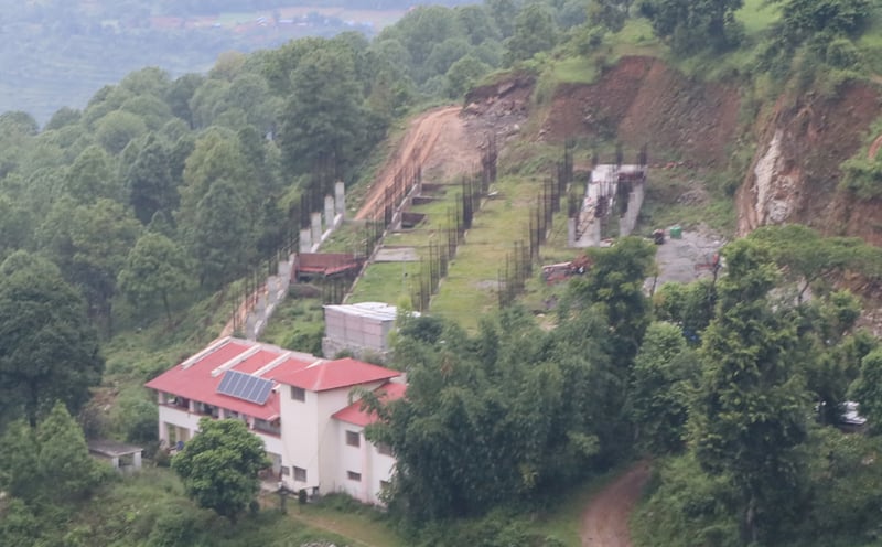 हलेसीमा निर्माणाधीन नगर अस्पताल अलपत्र