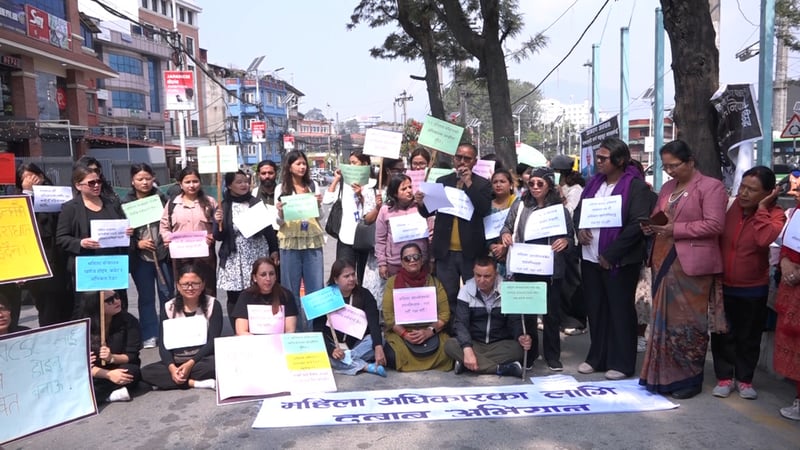 महिला अधिकारकर्मीले नयाँ सरकारले महिला, बालबालिका मन्त्रालय हटाउन लागेको भन्दै गरे विरोध प्रदर्शन