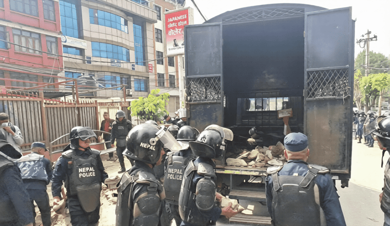 माइतीघर क्षेत्रमा सम्भावित झडपको त्रास, प्रहरीद्वारा ढुंगा–इँटा हटाइँदै