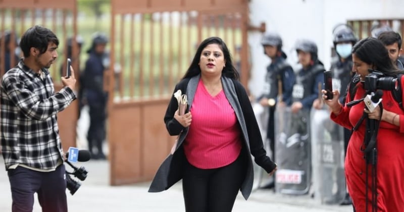 एमालेका सचिव महेशलाई पक्राउ गर्न माग गर्दै शोभा सरकारी वकिल कार्यालयमा