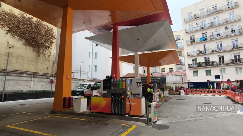 स्पेनका विभिन्न क्षेत्रका ग्यास स्टेशनमा इन्धनको मूल्य बढ्याे