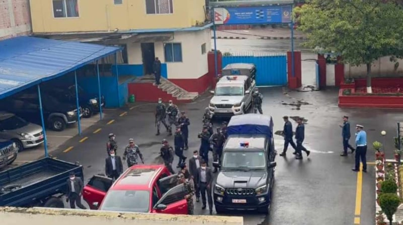 गृहमन्त्री गुरुङ आफैँ गाडी चलाएर ललितपुर प्रहरी कार्यालय पुगे