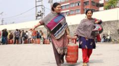 ग्यास आयात 'पहिलाकै जति', तर आधा सिलिन्डर बेच्नुपर्ने अवस्था किन