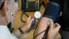 'थलिएको' स्वास्थ्य बीमा कार्यक्रम उकास्न सरकारले सोचिरहेका उपाय