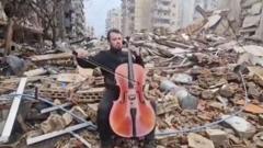 बम हमलाबाट ध्वस्त भवनहरूको अवशेषमा बसेर बाजा बजाउँदै