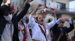 नेपालमा मोबाइल फोन बोक्नेदेखि सुर्तीचुरोट सेवन गर्नेसम्म महिलाभन्दा पुरुष अगाडि