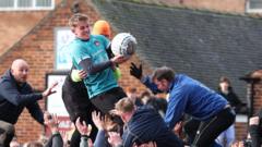 प्राचीन फुटबल प्रतियोगिता जसमा दुई टोलीबाट सयौँ खेलाडी सडकमा भिड्छन्