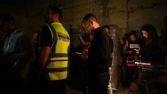 इजरेलमा नेपालीहरू बङ्करमा छिर्दै, निस्कँदै, काम गर्दै