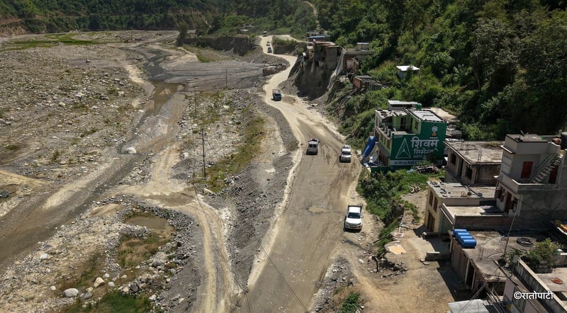 अविरल वर्षाका कारण बीपी राजमार्गको काभ्रे खण्डमा सवारी आवागमन बन्द